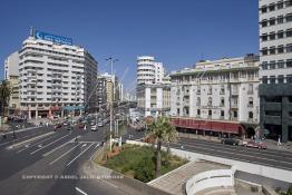 Image du Maroc Professionnelle de  La plus importante place casablancaise doit sa naissance, sous le nom de la Place de France, à la perspicacité du jeune architecte français, Henri Prost, auteur du premier plan urbanistique de Casablanca. Cœur de la circulation, la place a subi plusieurs transformations nécessitées par la croissance de la ville. Son aspect actuel est le résultat de démolitions successives. Ainsi, on a vu disparaître une partie des remparts et du Mellah en 1930, la Tour de l’Horloge en 1948, les bâtiments de la Banque de l’Etat et de la Gare de la C.T.M. en 1953, qui ont permis l‘ouverture de L’avenue des Forces Armées Royales (F.A.R.) au centre, Lundi 6 Juillet 2009. A droite le fameux Hôtel Excelsior. (Photo / Abdeljalil Bounhar) 